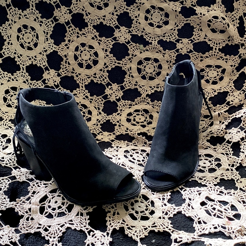 Gorgeous NWOT Vince Camuto Ankle Boots Booties Black Leather and Fringe